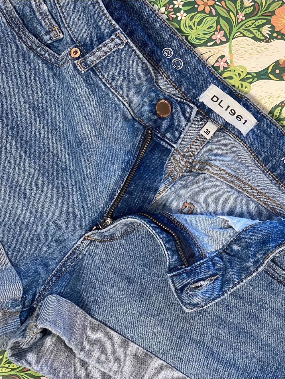 DL1961 Women's Medium Light Wash Rolled Sewn in Cuff Denim Shorts Size 30